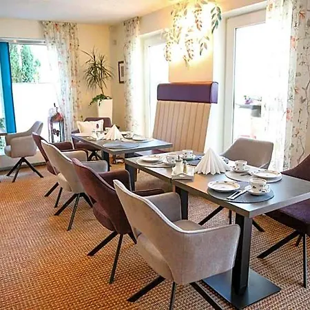 מלון Hotel Chalet 3*